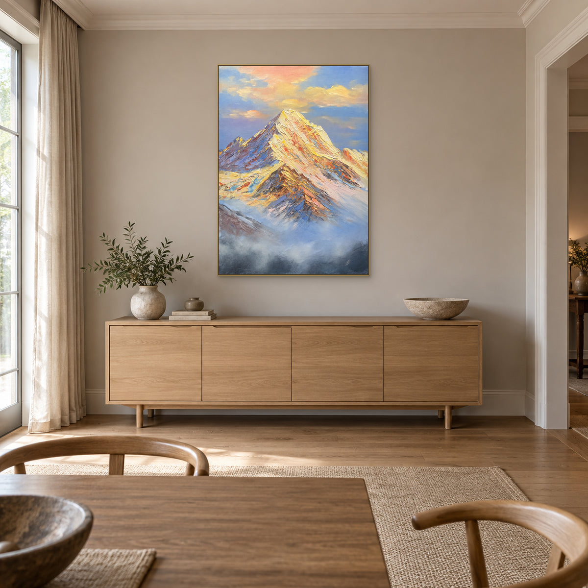 Paysage de montagne et brume bleu-gris dans un cadre champagne, au-dessus d'un buffet de salle à manger