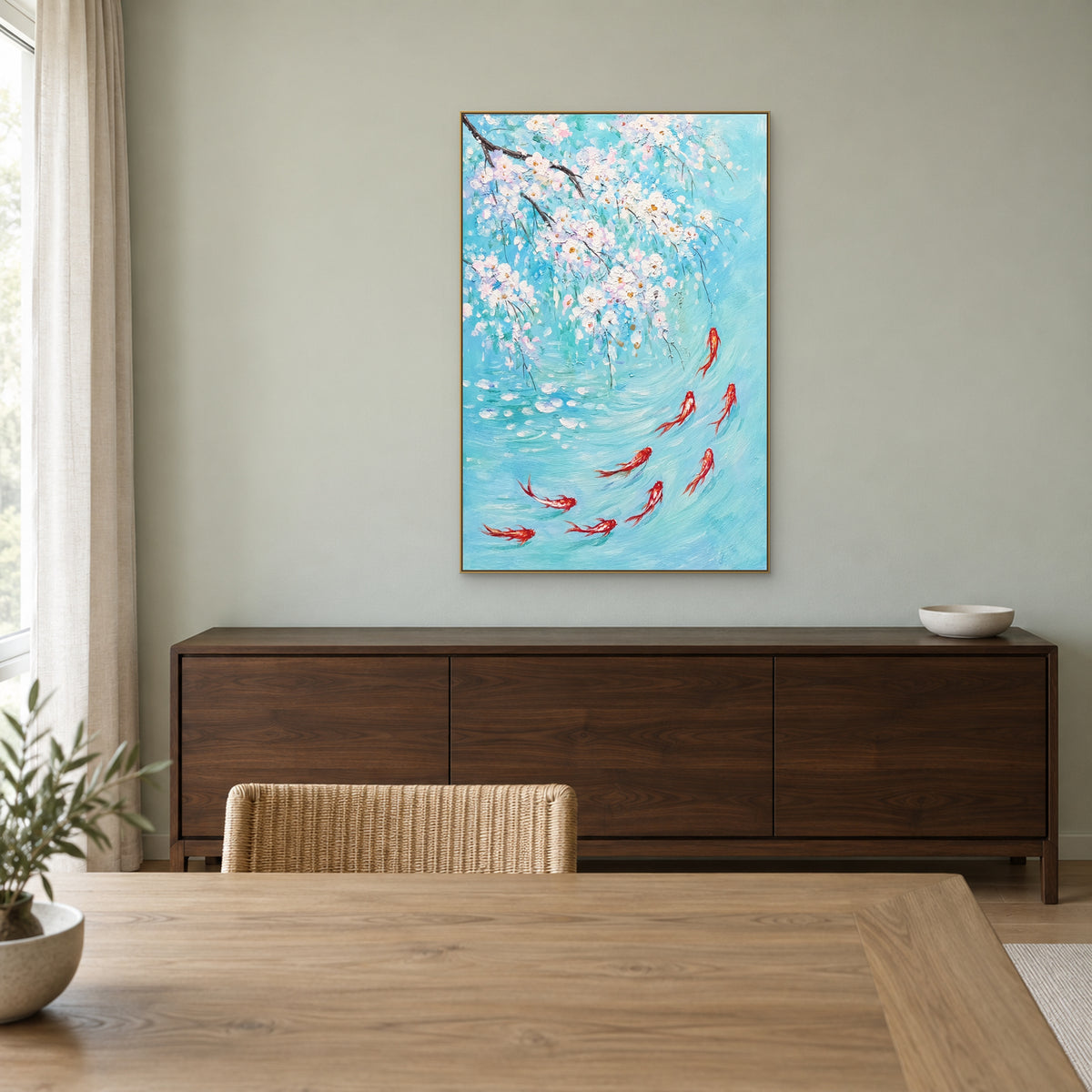 Carpes sous les fleurs blanches dans un cadre flottant champagne, au-dessus d’un buffet en noyer foncé sur un mur sauge pâle de salle à manger.