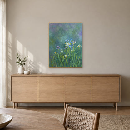 Tableau d’iris bleus dans un cadre champagne, au-dessus d’un buffet en chêne clair dans une salle à manger doucement éclairée