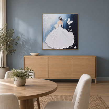 Tableau bleu et blanc à la robe ample dans un cadre champagne, au-dessus d’un buffet sur un mur bleu de salle à manger