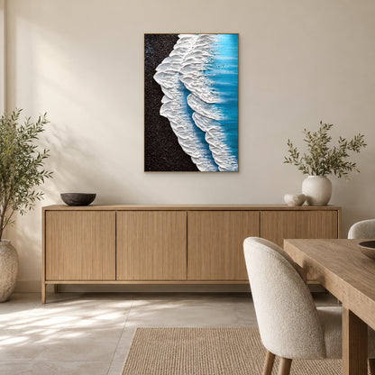 Tableau de vagues vertical dans un cadre champagne, au-dessus d’un buffet en bois près d’une table à manger